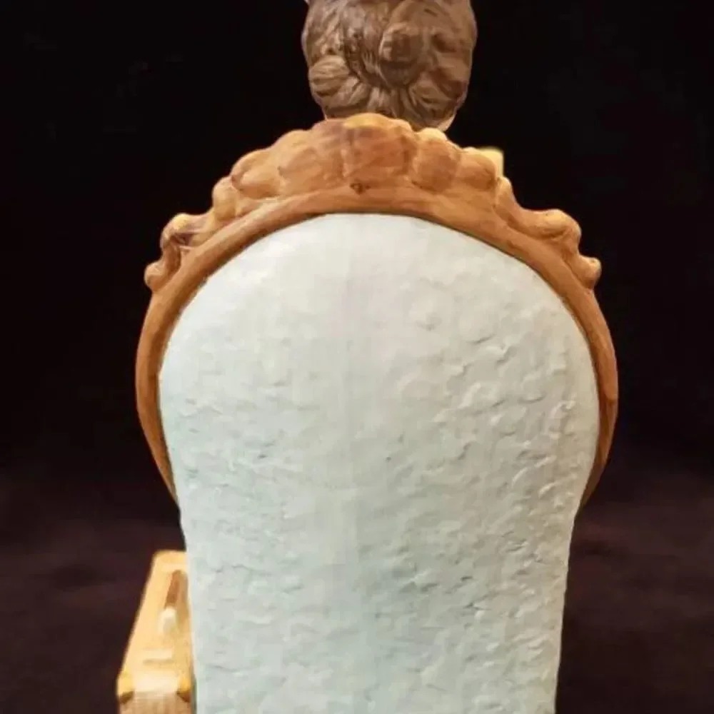 Vintage Avon Mrs P.F.E. Albee Award - 1982